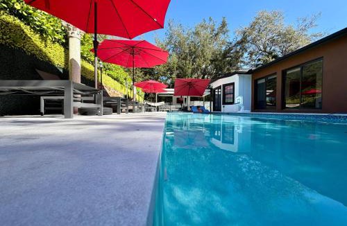 North Miami Villa | VillaLee Luxury Heated Pool & Spa Sauna Golf