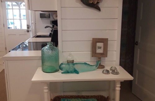 Crescent Beach House | VINTAGE BEACH COTTAGE SAVE JULY 19-22! 90 sec. walk to beach! Supplies Included!