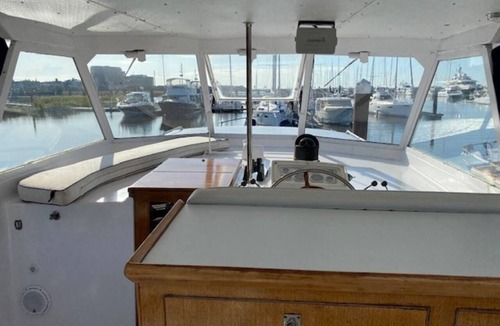 Downtown Charleston Boat Rental | Vintage Hatteras Yacht