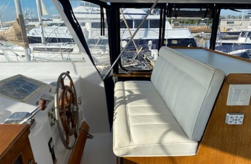 Downtown Charleston Boat Rental | Vintage Hatteras Yacht