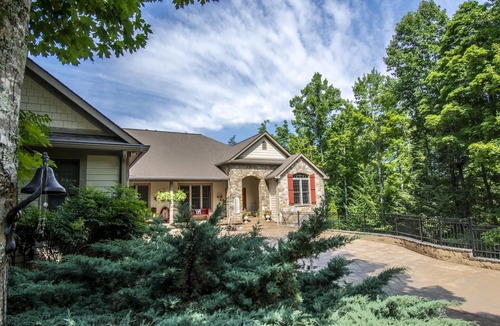 Sevierville House | Voted Best Family Stay in the Smokys 2023-2025 private pool, 55” tvs