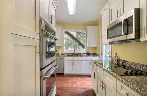 Historic Downtown Savannah Apartment | W Jones St. Luxury Parlor- Private Balcony & Off Street Parking Included!