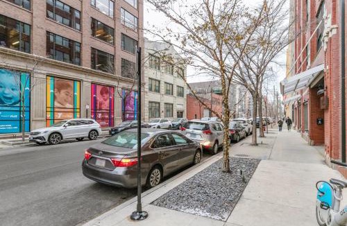 West Loop Apartment | W Loop Studio w Gym Pool Coworking nr UIC CHI-435