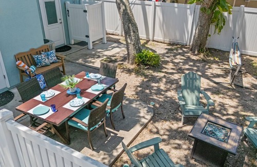 Cocoa Beach Cottage | Walk 2 Beach | 6BR Duplex | Sleeps 16