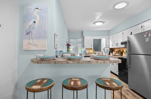 Cocoa Beach Cottage | Walk 2 Beach King Bed Pet Friendly Firepit