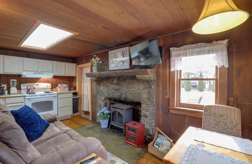 Hot Springs Apartment | Walk to Appalachian Trail: Hot Springs Getaway!