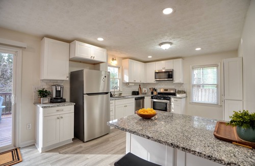 Kennesaw House | Walk to downtown Kennesaw-Updated 3-bedroom house,well equipped kitchen, sleeps8