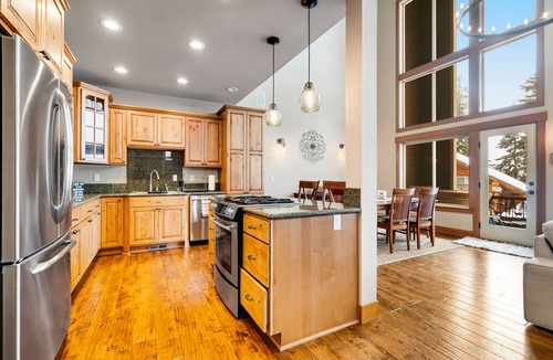 Snoqualmie Pass Cabin | Walk-to-lifts chalet with hot tub, mountain views, & fire pit - dog-friendly