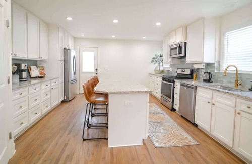 Atlanta House | Walk to Mercedes-Benz Stadium | Hot Tub Retreat