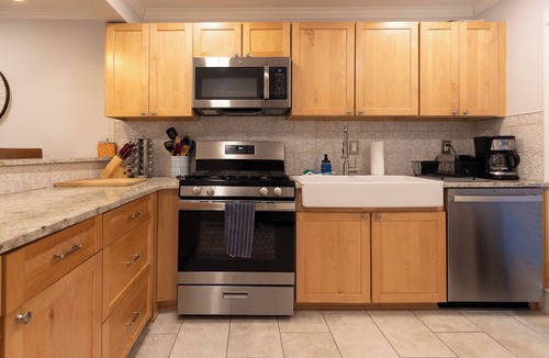 Virginia Highland House | Walk to Ponce City Market/Renovated Townhome