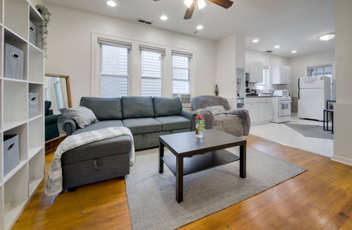 Bridgeport Apartment | Walkable Chicago Retreat : Cozy 2BR w/Porch : Near Transit, Dining & Stadiums
