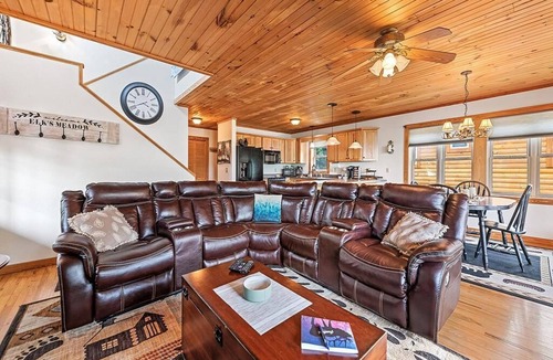 Maggie Valley Cabin | Watch the Elk from the Deck! Hot Tub, High Speed Wifi, Paved Access