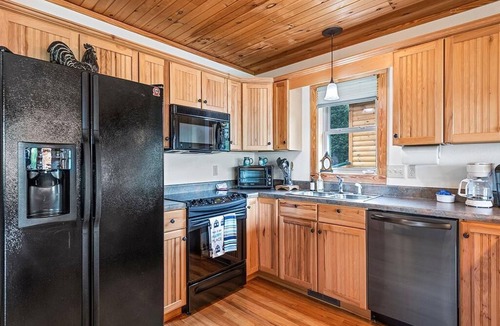 Maggie Valley Cabin | Watch the Elk from the Deck! Hot Tub, High Speed Wifi, Paved Access