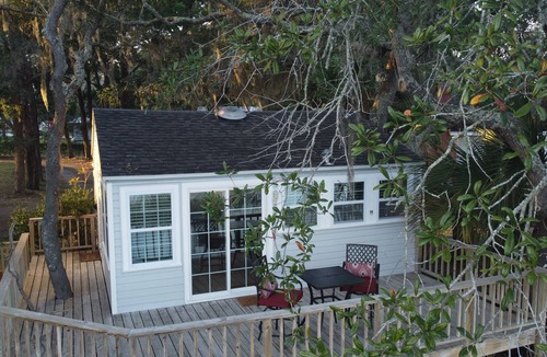 East Arlington House | Waterfront Cottage * Deep Water Dock * Fishing * Spectacular Sunrises