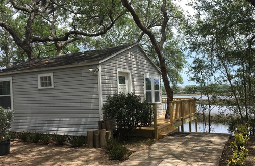 East Arlington House | Waterfront Cottage * Deep Water Dock * Fishing * Spectacular Sunrises