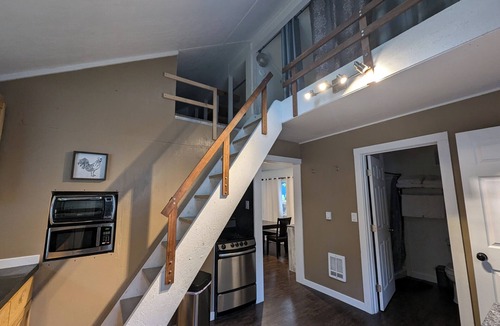 Gold Bar Cabin | Waterfront guest house with WiFi, AC, Hot tub, Sauna. Pet friendly.