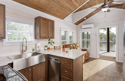 Muscle Shoals House | Waterfront Luxury Tiny Home 360 North on Wilson Lake Close to Robert Trent Jones