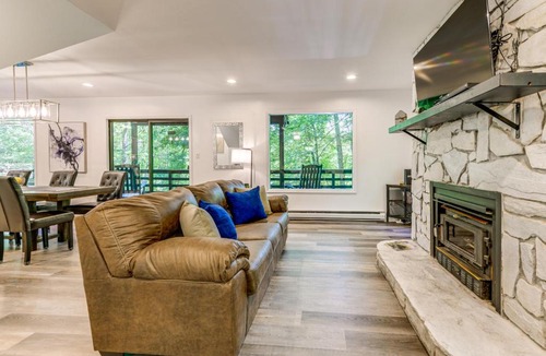 Hemphill Heights House | Waynesville Cabin w/Pickleball Court and Hot Tub