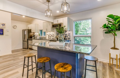 Hemphill Heights Cabin | Waynesville Cabin w/Pickleball Court and Hot Tub