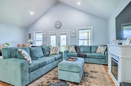 Waynesville House | Waynesville Smart Cabin w/Hot Tub & Views!