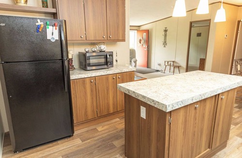 Alexander House | Welcome to the Hill Top House Comfy 2-bedroom house with WiFi, AC, and more!