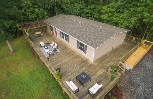 Alexander House | Welcome to the Hill Top House Comfy 2-bedroom house with WiFi, AC, and more!