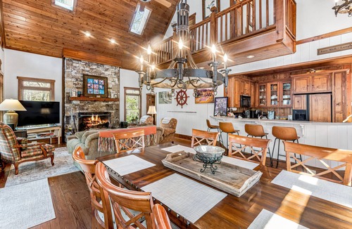 Lake Toxaway Cottage | Well-appointed home moments from award-winning Lake Toxaway Country Club.
