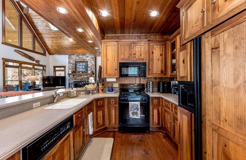 Lake Toxaway Cottage | Well-appointed home moments from award-winning Lake Toxaway Country Club.