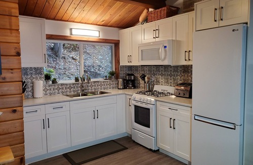 Blind Bay Cottage | West facing Waterfront Cottage w/private beach & buoy & dock access