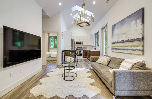 Redmond Cottage | Wfh-friendly Gem w/Creek: 4 Mi to Sammamish Trail
