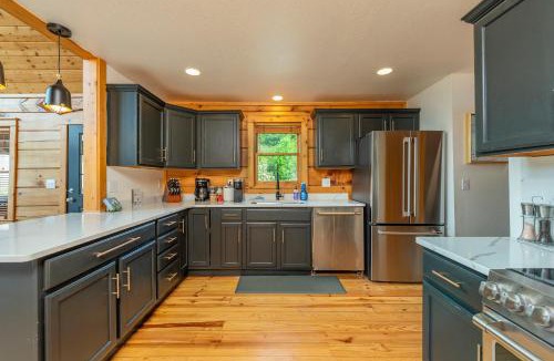 Wolf Laurel House | Whiskey Hills - Newly Remodeled Luxury Cabin with Hot Tub, Incredible Views close to Asheville, walk to Hatley Pointe & Ski!
