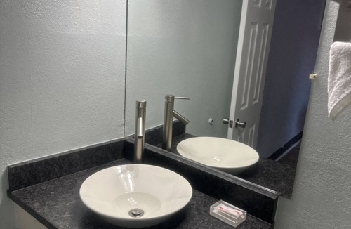 Asheville Hotel | Whispering Pines Motel