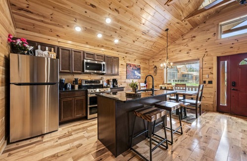 White Oak Lodge Cabin | White Oak Resort | Hot Tub Pool Easy Roads