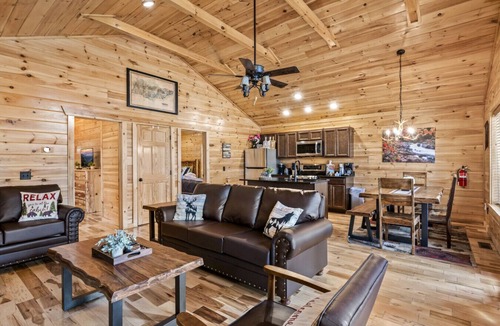 White Oak Lodge Cabin | White Oak Resort | Hot Tub Pool Easy Roads