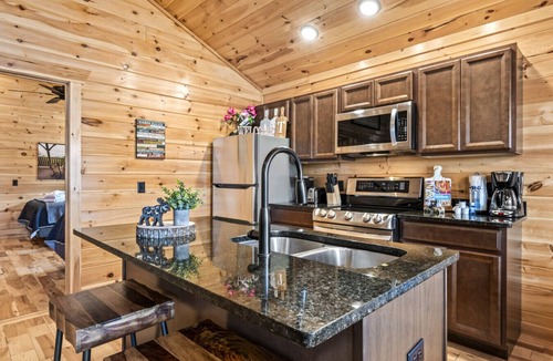 White Oak Lodge Cabin | White Oak Resort | Hot Tub Pool Easy Roads