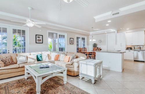Mid Island House | Whitecap Condo Beachfront Splendor