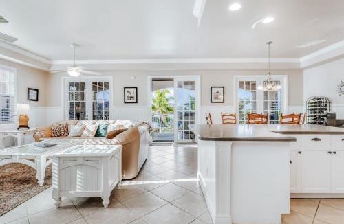 Mid Island House | Whitecap Condo Beachfront Splendor