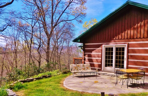 Black Mountain Cabin | Wi-Fi PRIVATE Cabin in town Black Mountain Montreat FAST to Asheville WOODS