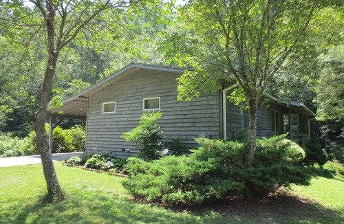 Marshall Cottage | Wilderness retreat near Asheville, Myra's Cottage offers comfort & adventure