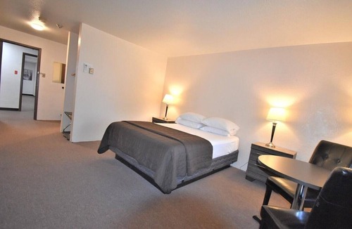 Maple Creek Hotel | Willowbend Hotel