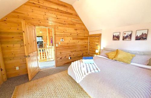 Marshall Ski Chalet | Wolf Laurel Lodge - Luxury Log Cabin Retreat for Private Gatherings