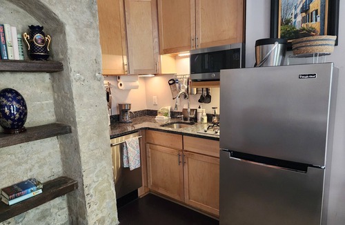Harleston Village Apartment | Wonderful one bed one bath apartment location south of Calhoun Street