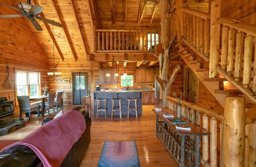 Hot Springs Cabin | Wondertree Mountain Cabin– Luxury 3BR Cabin with Outdoor Hot Tub, Hot Springs NC