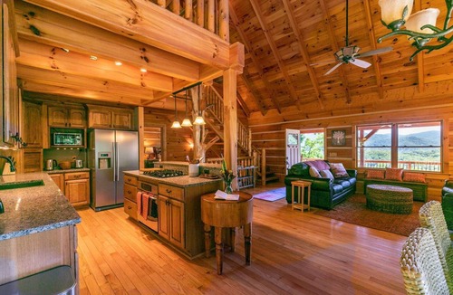 Hot Springs Cabin | Wondertree Mountain Cabin– Luxury 3BR Cabin with Outdoor Hot Tub, Hot Springs NC