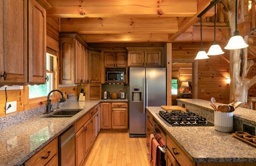 Hot Springs Cabin | Wondertree Mountain Cabin– Luxury 3BR Cabin with Outdoor Hot Tub, Hot Springs NC