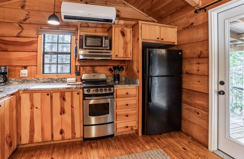 Hot Springs Cabin | Wooded Couples Log Cabin w/Hot Tub (Pet-friendly)