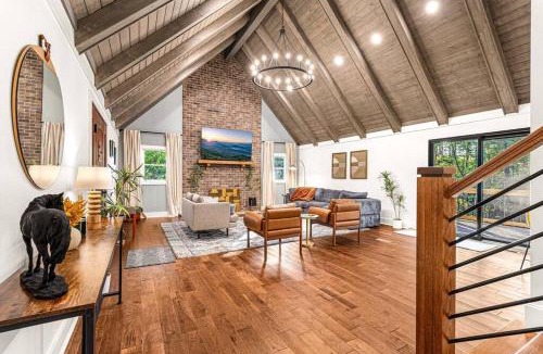 Alexander House | Wooded Oasis, HotTub, Sauna, GameRoom, 15min 2 AVL