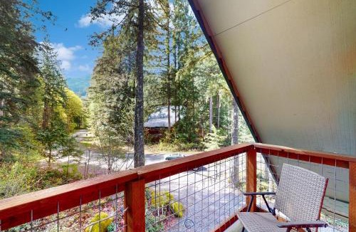 Warnick House | Wooded-View Decks: Family Cabin Retreat in Deming