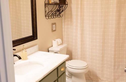 Acworth House | Woodland cottage near LakePoint Sports Complex & Butterfly Pavilion