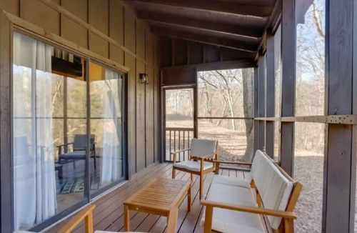 Gentry Cabin | Woodland Retreat! Less than 10 minutes from Downtown Siloam Springs